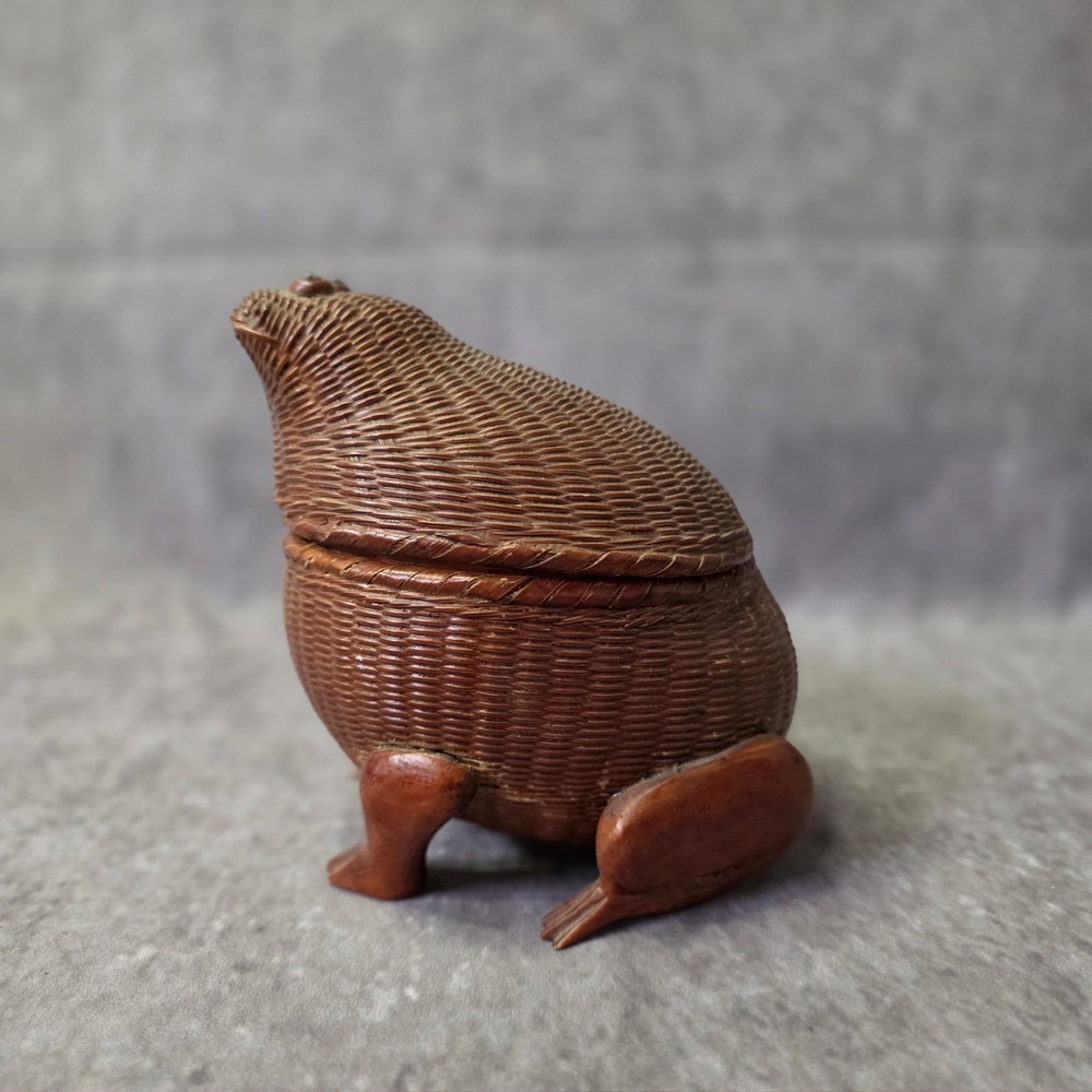 Vintage Frog Basket Wicker Rattan Lidded Storage Plastic Eyes - Picture 2 of 8